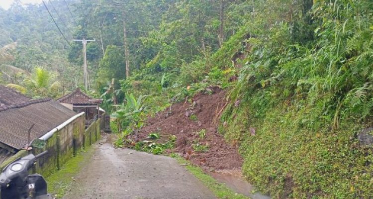 Ket poto: lokasi tanah longsor di Banjar Palungabatu