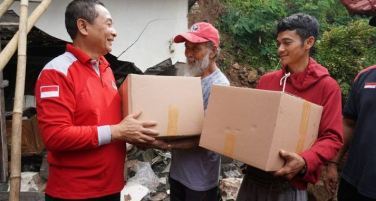 Ket poto: Bupati Gede Dana serahlan bantuan kepada korban bencana Ket poto: Bupati Gede Dana serahlan bantuan kepada korban bencana