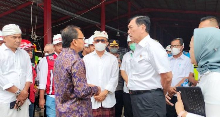 Ket foto : Menko Luhut Binsar Panjaitan didampingi Gubernur Bali, Wayan Koster bersama Walikota Denpasar, I Gusti Ngurah Jaya Negara tinjau TPST Kesiman Kertalangu