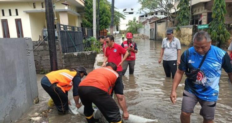 Ket foto : Penanganan Banjir pasca hujan di beberapa titik Kota Denpasar yang dipimpin Walikota Denpasar, I Gusti Ngurah Jaya Negara, Sabtu (8/10).