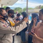 Ket poto: Petugas gabungan melakukan screen wajah kepada salah satu mahasiswi di Pelabuhan Gilimanuk Anyconv.com 02f9b10f B093 41ca Bc06 C0fbc09d514c