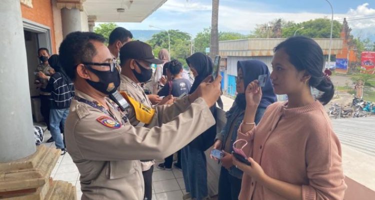 Ket poto: Petugas gabungan melakukan screen wajah kepada salah satu mahasiswi di Pelabuhan Gilimanuk Anyconv.com 02f9b10f B093 41ca Bc06 C0fbc09d514c