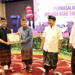 Ket poto:Walikota Denpasar, IGN Jaya Negara serahkan kenang-kenangan kepada nara sumber