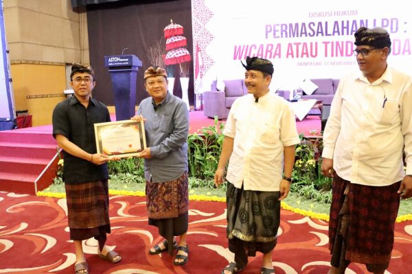 Ket poto:Walikota Denpasar, IGN Jaya Negara serahkan kenang-kenangan kepada nara sumber