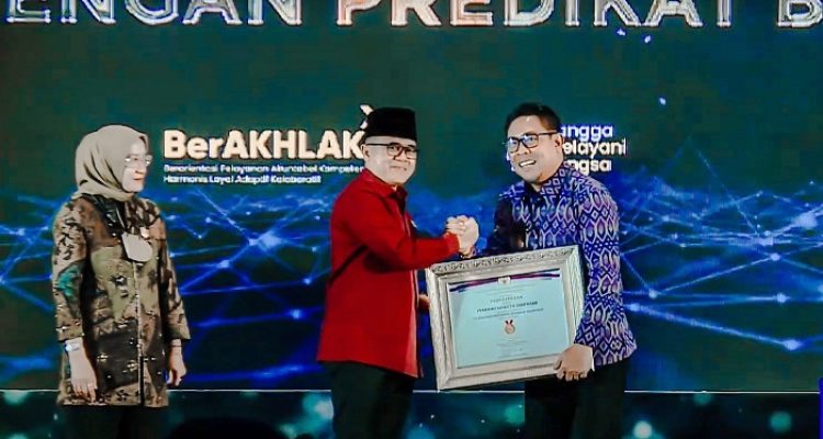 Ket foto : Menteri PAN-RB, Abdulah Azwar Anas saat menyerahkan Penghargaan Reformasi Birokrasi kepada Wakil Walikota Denpasar, I Kadek Agus Arya Wibawadi Jakarta, Selasa (6/12). Anyconv.com Ffe8c9d4 Aaed 48a8 Be78 3656c7bbda04