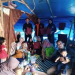 Relawan dari majlis Al-ittihad,Cimrai dan Perkimta Tangsel saat berikan bantuan