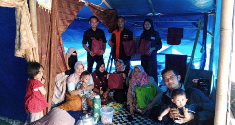 Relawan dari majlis Al-ittihad,Cimrai dan Perkimta Tangsel saat berikan bantuan
