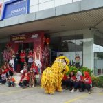 Karyawan Dan Karyawati Jne Turut Memberikan Angpao Untuk Para Penari Barongsai