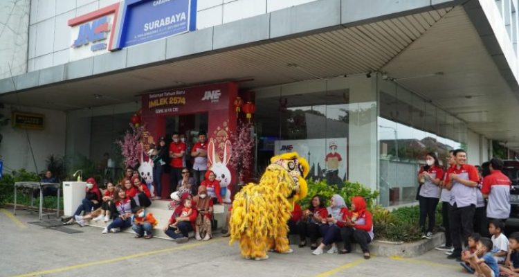 Karyawan Dan Karyawati Jne Turut Memberikan Angpao Untuk Para Penari Barongsai