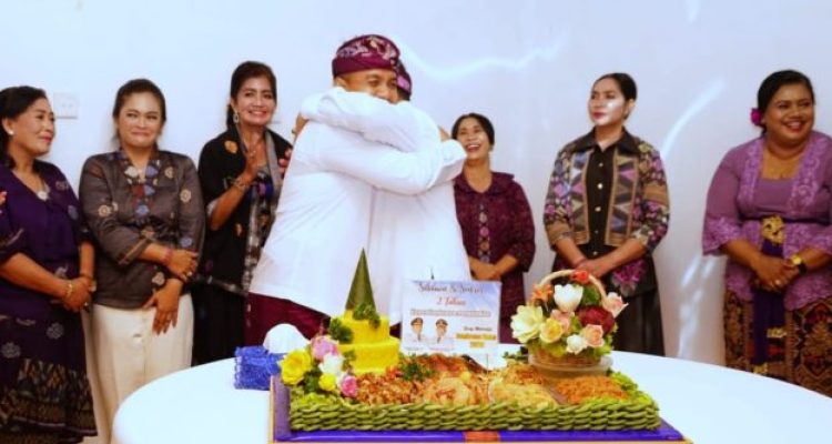 Ket Poto: Bupati Jembrana I Nengah Tamba berpelukan dengan Wakil Bupati Jembrana I Gede Ngurah Patriana Krisna saat 2 Tahun Kepemimpinan