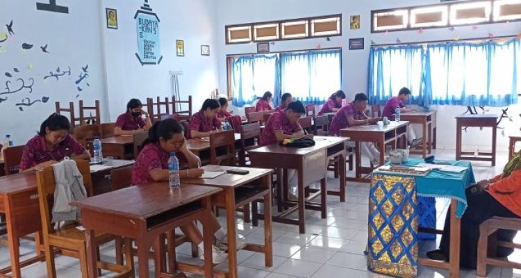 Ket poto: Siswa SMAN 1 Negara ikuti ujian sekolah