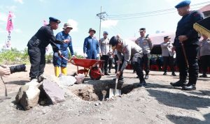 Kapolda Jatim meletakan batu pertama tanda dimulainya pembangunan masjid Al Arif Darmawan 