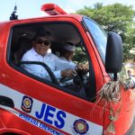 Ket poto: Bupati dan Wakil Bupati Jembrana mencoba mobil Damkar baru