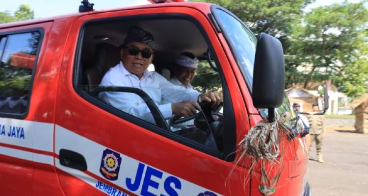 Ket poto: Bupati dan Wakil Bupati Jembrana mencoba mobil Damkar baru