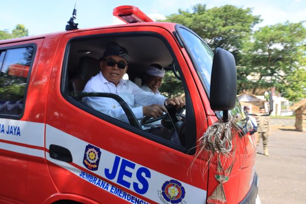 Ket poto: Bupati dan Wakil Bupati Jembrana mencoba mobil Damkar baru