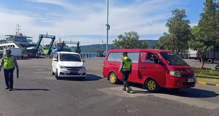 Ket poto: Petugas kepolisian sedang memeriksa kendaraan yang baru turun dari kapal di Pelabuhan Gilimanuk