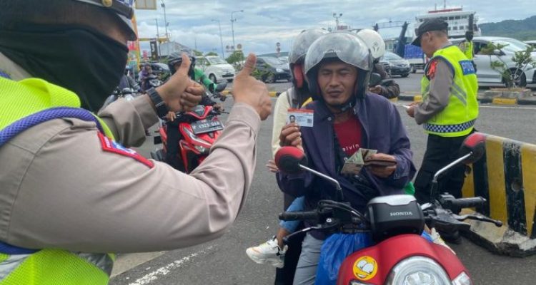 Ket poto: salah satu pemudik menunjukan identitas kepada petugas Kepolisian di Pelabuhan Gilimanuk Ket poto: salah satu pemudik menunjukan identitas kepada petugas Kepolisian di Pelabuhan Gilimanuk