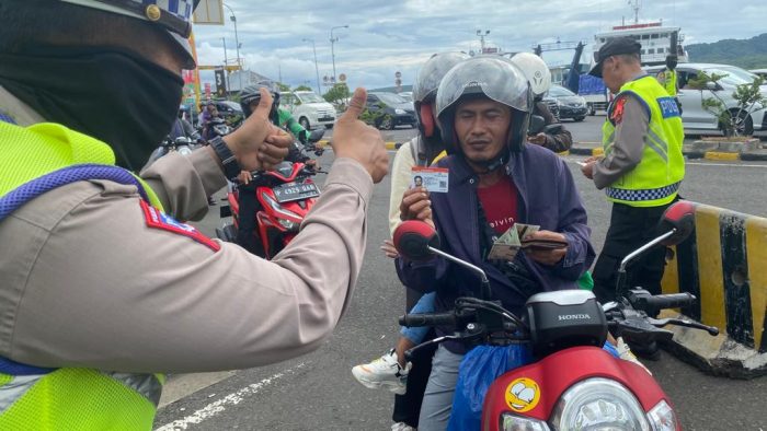 Ket poto: salah satu pemudik menunjukan identitas kepada petugas Kepolisian di Pelabuhan Gilimanuk