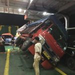 Ket poto: Kondisi truk menimpa mobil pribadi di dalam kapal Ket poto: Kondisi truk menimpa mobil pribadi di dalam kapal