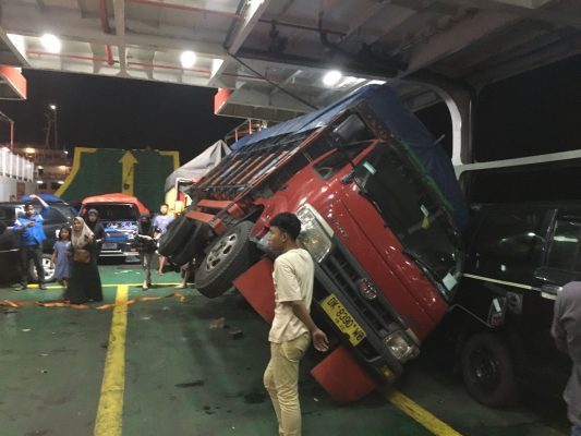Ket poto: Kondisi truk menimpa mobil pribadi di dalam kapal