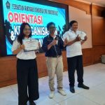 Ket poto: Ketua PWI Bali IGMB Dwikora Putra serahkan setifikat secara simbiolis kepada anggota muda Ket poto: Ketua PWI Bali IGMB Dwikora Putra serahkan setifikat secara simbiolis kepada anggota muda