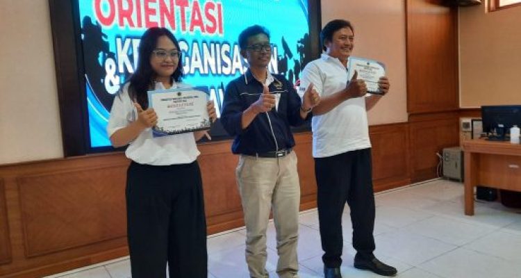 Ket poto: Ketua PWI Bali IGMB Dwikora Putra serahkan setifikat secara simbiolis kepada anggota muda