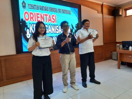 Ket poto: Ketua PWI Bali IGMB Dwikora Putra serahkan setifikat secara simbiolis kepada anggota muda