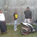 Ket poto: Salah satu pelaku trek-trekan diamankan petugas kepolisian bersama Pecalang setempat