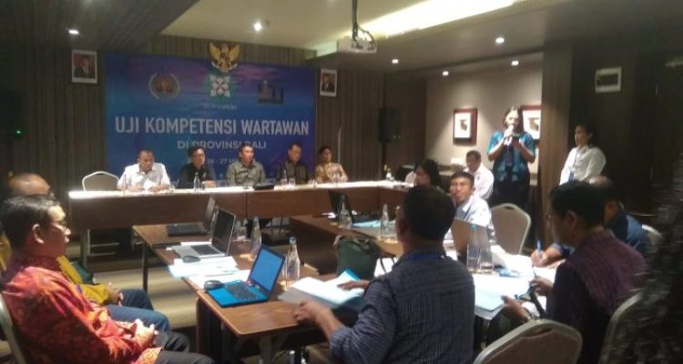 Ket poto: Wakil Ketua Dewan Pers, M. Agung Dharmajaya didampingi tim penguji UKW memberikan bekal terhadap peserta UKW di Ballroom Hotel Mercure Legian Bali
