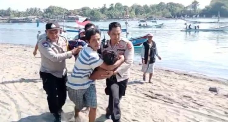 Ket poto: Kapolsek Jembrana bersama warga evakuasi korban perahu terbalik