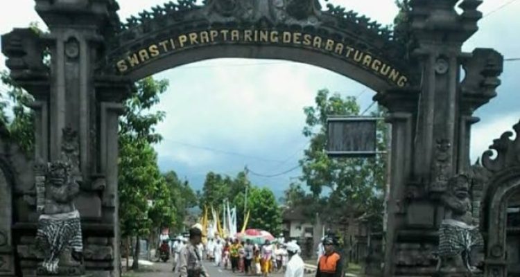 Ket poto Candi Bentar Desa Batuagung