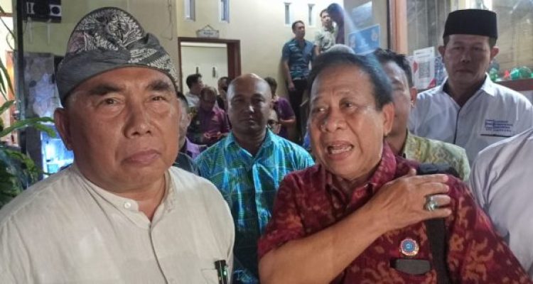Ket Poto: Ketua KSPSI Provinsi Bali, Wayan Madra bersama Bupati Jembrana I Nengah Tamba