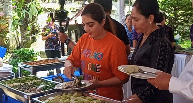 Ket poto: Ashanty didampingi Ibu Bupati JembranaMencicipi Kuliner Khas Jembrana