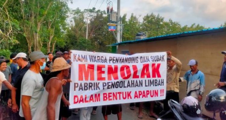 Ket poto: Warga Desa Tegal Badeng Barat melakukan aksi demo membentangkan spanduk penolakan pabrik Limbah B3 Ket poto: Warga Desa Tegal Badeng Barat melakukan aksi demo membentangkan spanduk penolakan pabrik Limbah B3