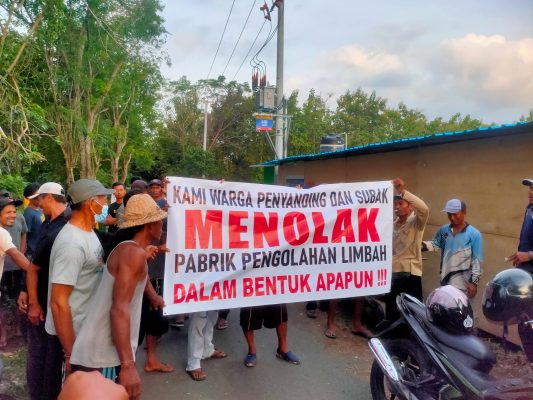 Ket poto: Warga Desa Tegal Badeng Barat melakukan aksi demo membentangkan spanduk penolakan pabrik Limbah B3