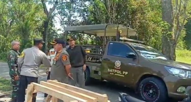 Ket poto: Satpol PP Jembrana datangi pembangunan pabrik yang diduga pabrik batako limba batubara