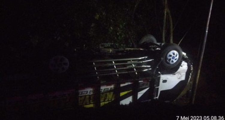 Ket poto: Kondiri kendaraan pickup setelah terseperosot di Banjar Sumbersari