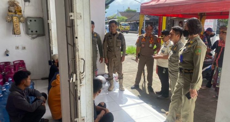 Ket poto: Enam pengamen jalanan diamankan Satpol PP Jembrana Ket poto: Enam pengamen jalanan diamankan Satpol PP Jembrana