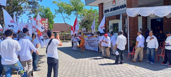 Ket poto: Partai Gerindra mendaftarkan bacaleg ke KPU Jembrana