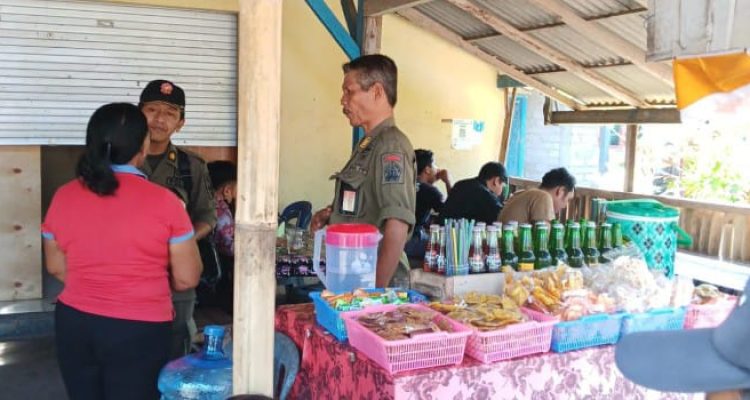 Ket poto: Tim Patroli Gabungan mendata disalah satu pedagang sate anjing