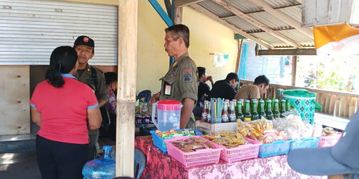 Ket poto: Tim Patroli Gabungan mendata disalah satu pedagang sate anjing