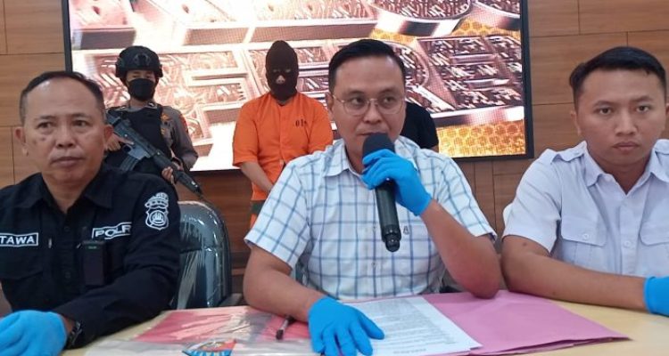 Ket poto: Kasat Reskrim Polres Jembrana, AKP Androyuan Elim ungkap kasus pendurian hp di panti asuhan Ket poto: Kasat Reskrim Polres Jembrana, AKP Androyuan Elim ungkap kasus pendurian hp di panti asuhan