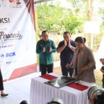 Ket poto: Ketua TP PKK Provinsi Bali, Ny Putri Suastini Koster didampingi Ketua TP PKK Jembrana dan Bupati Jembrana tandatangani prasasti KWT Bedetan Perancak