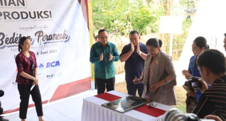 Ket poto: Ketua TP PKK Provinsi Bali, Ny Putri Suastini Koster didampingi Ketua TP PKK Jembrana dan Bupati Jembrana tandatangani prasasti KWT Bedetan Perancak