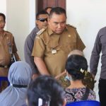 Ket poto: Bupati Jembrana I Nengah Tamba menyapa para pedagang usai sosilaisasi revitalisasi Pasar Umum Negara