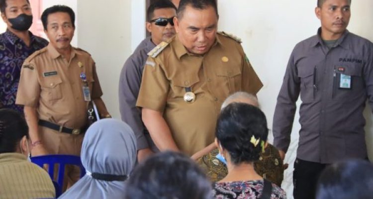 Ket poto: Bupati Jembrana I Nengah Tamba menyapa para pedagang usai sosilaisasi revitalisasi Pasar Umum Negara