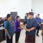 Ket poto: Bupati Jembrana I Nengah Tamba serahkan bantuan santunan secara simbolis bantuan korpri kepada salah satu anggota Korpri