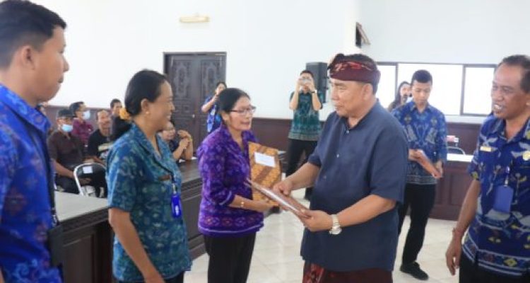 Ket poto: Bupati Jembrana I Nengah Tamba serahkan bantuan santunan secara simbolis bantuan korpri kepada salah satu anggota Korpri