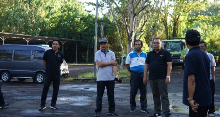 Ket poto: Bupati Jembrana tinjau area parkir Kantor Bupati