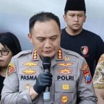 Ket poto : Kapolrestabes Surabaya Kombes Pol Pasma Royce saat jumpa pers